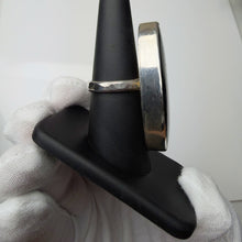 Load image into Gallery viewer, Labradorite ring, side view showing the sterling silver bezel and band