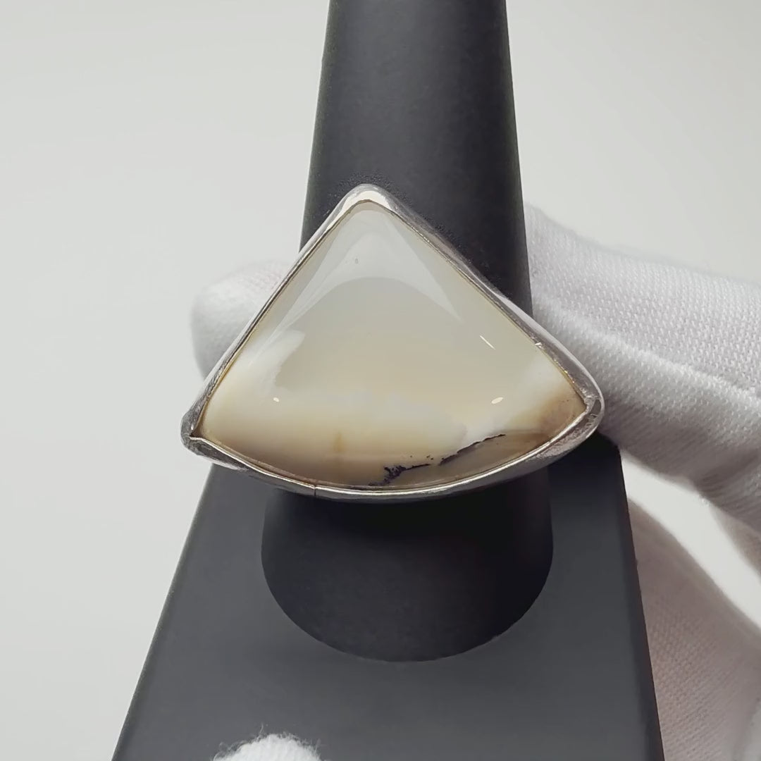 Agate ring turning on a ring display