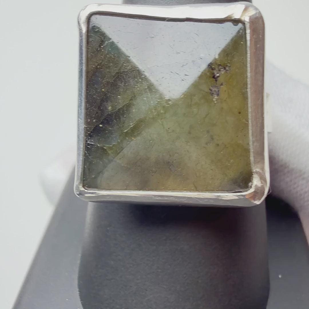 Fluorite ring turning on a ring display