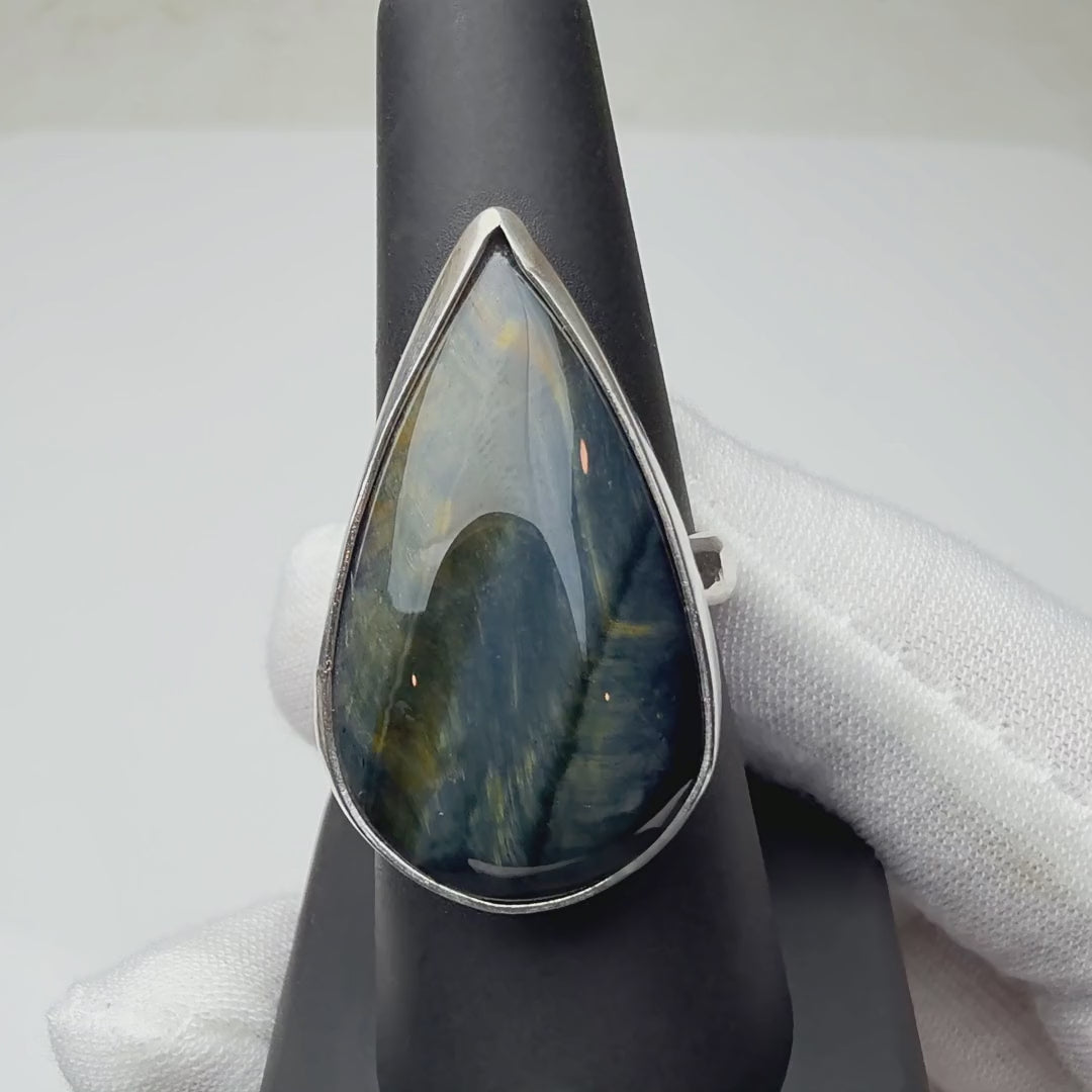 Tiger's eye ring turning on a ring display