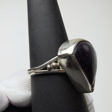 Load image into Gallery viewer, Sugilite ring, side view showing the bezel and beaded band
