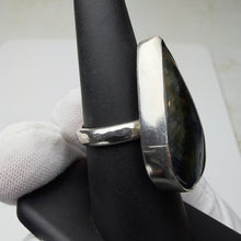 Load image into Gallery viewer, Tiger's eye ring, side view showing the sterling silver bezel and hammered band