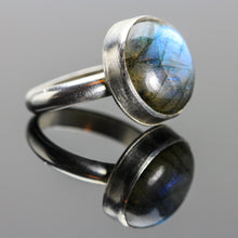 Load image into Gallery viewer, Manifestation : Labradorite and Sterling Silver Ring